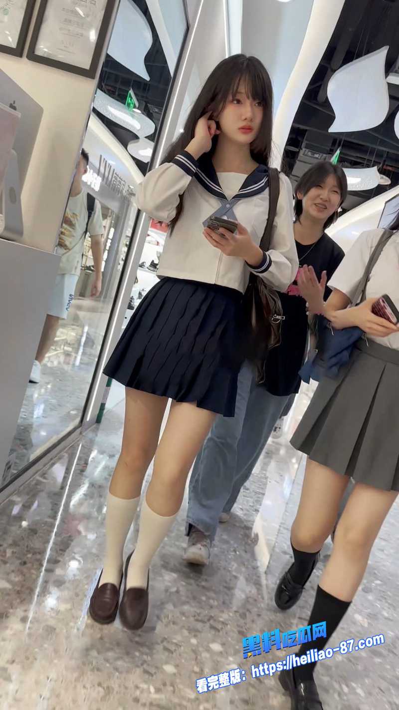 极品JK制服学妹和闺蜜逛街 超翘屁股顶级大长腿 灰色小熊内前后CD走光 抄底丝袜制服诱惑图5