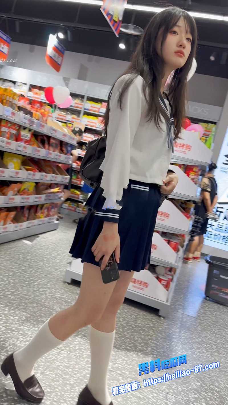 极品JK制服学妹和闺蜜逛街 超翘屁股顶级大长腿 灰色小熊内前后CD走光 抄底丝袜制服诱惑图6