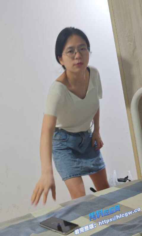 深圳反差婊厂妹 上班打螺丝 下班化身骚母狗疯狂榨精 被各种调教各种操！图1