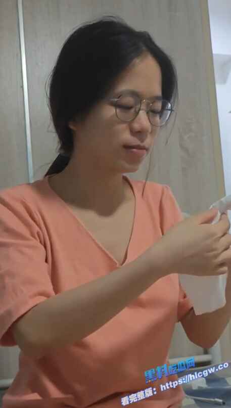 深圳反差婊厂妹 上班打螺丝 下班化身骚母狗疯狂榨精 被各种调教各种操！图3