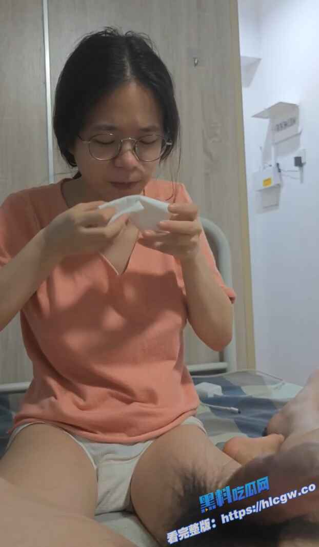 深圳反差婊厂妹 上班打螺丝 下班化身骚母狗疯狂榨精 被各种调教各种操！图4