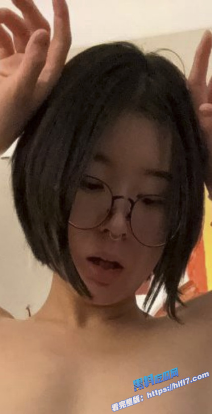 onlyfans推特巨乳肥臀短发眼镜妹 大尺度福利视频图曝光 掰开无毛骚穴等待爸爸的进入 !3 onlyfans推特巨乳肥臀短发眼镜妹 大尺度福利视频图曝光 掰开无毛骚穴等待爸爸的进入 !3
