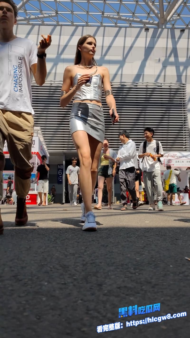 街拍抄底偷拍欧美银色短裙小姐姐风吹裙底风光无限腿长到起飞差点走光4