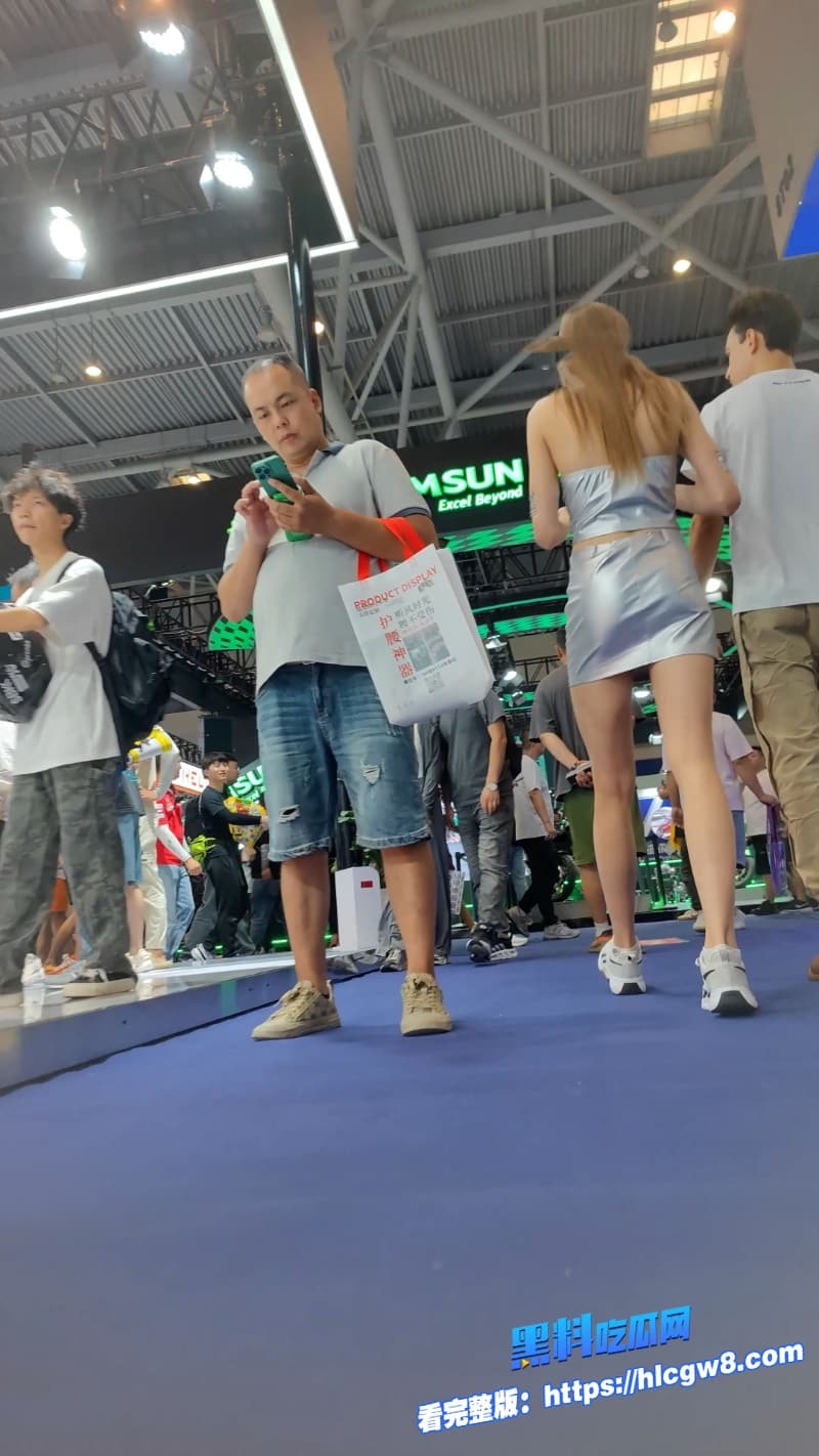 街拍抄底偷拍欧美银色短裙小姐姐风吹裙底风光无限腿长到起飞差点走光5