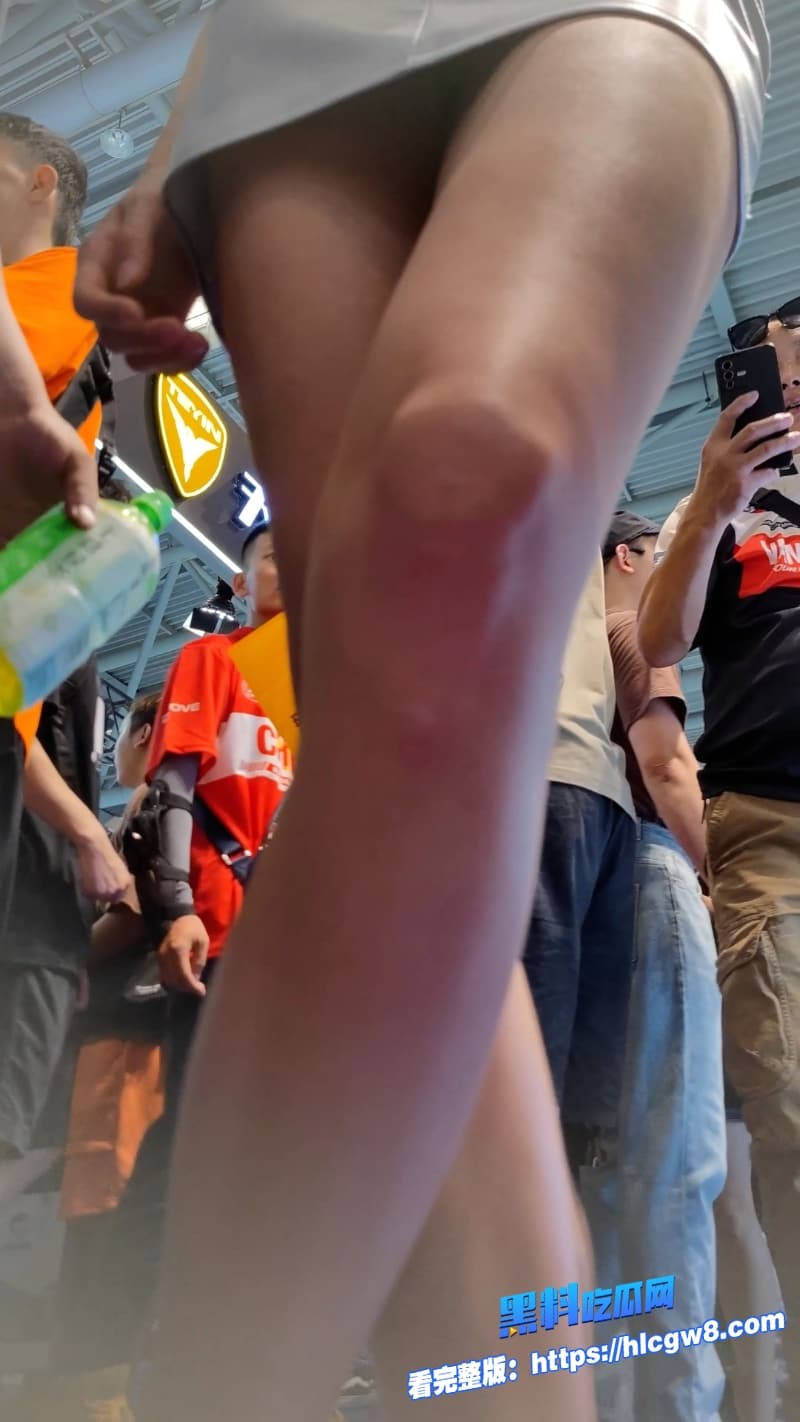 街拍抄底偷拍欧美银色短裙小姐姐风吹裙底风光无限腿长到起飞差点走光6