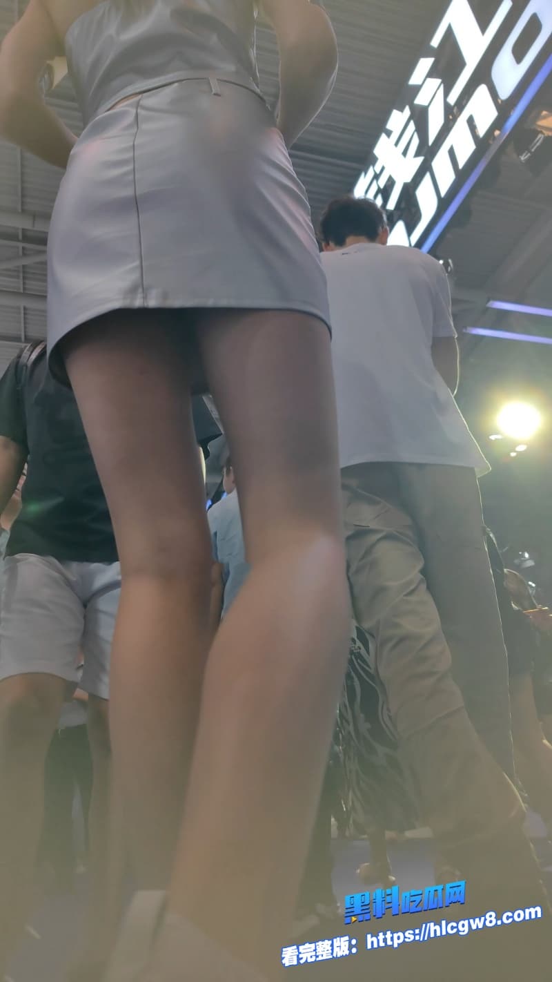 街拍抄底偷拍欧美银色短裙小姐姐风吹裙底风光无限腿长到起飞差点走光7