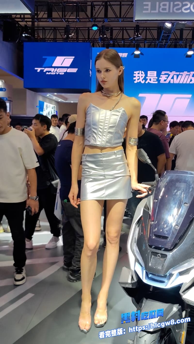 街拍抄底偷拍欧美银色短裙小姐姐风吹裙底风光无限腿长到起飞差点走光10