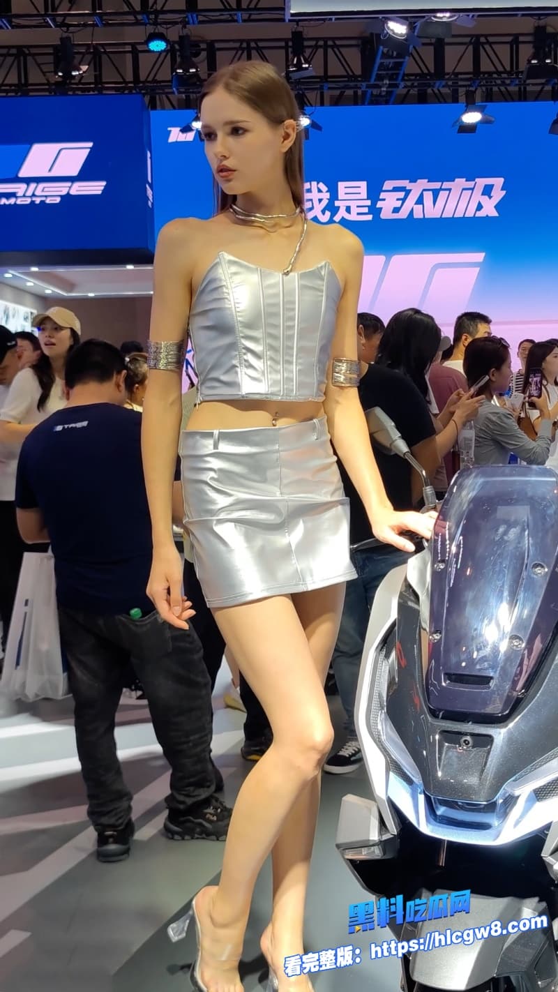 街拍抄底偷拍欧美银色短裙小姐姐风吹裙底风光无限腿长到起飞差点走光11