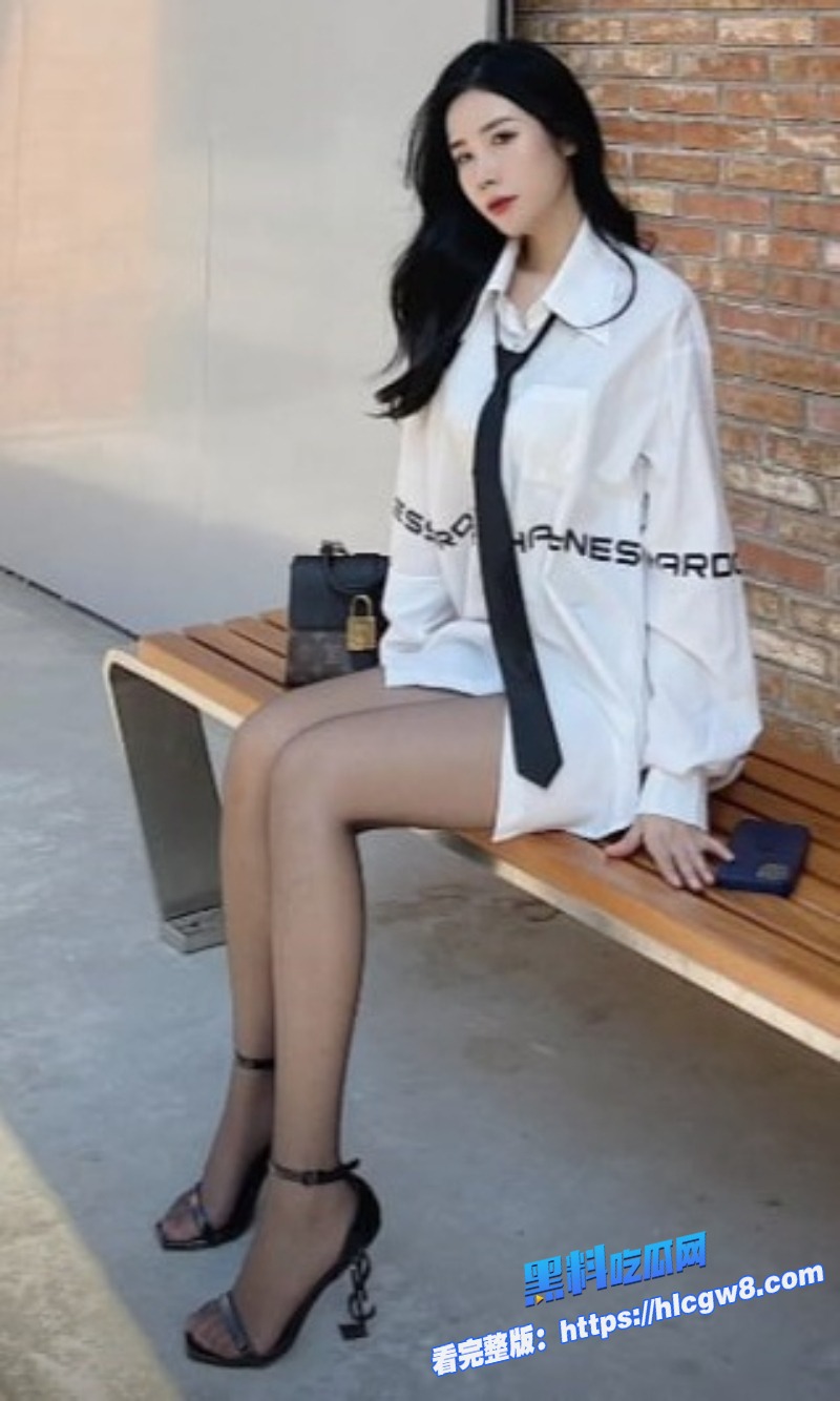 雪白C乳开档黑丝御姐女神酒店主动骑乘金主爸爸4