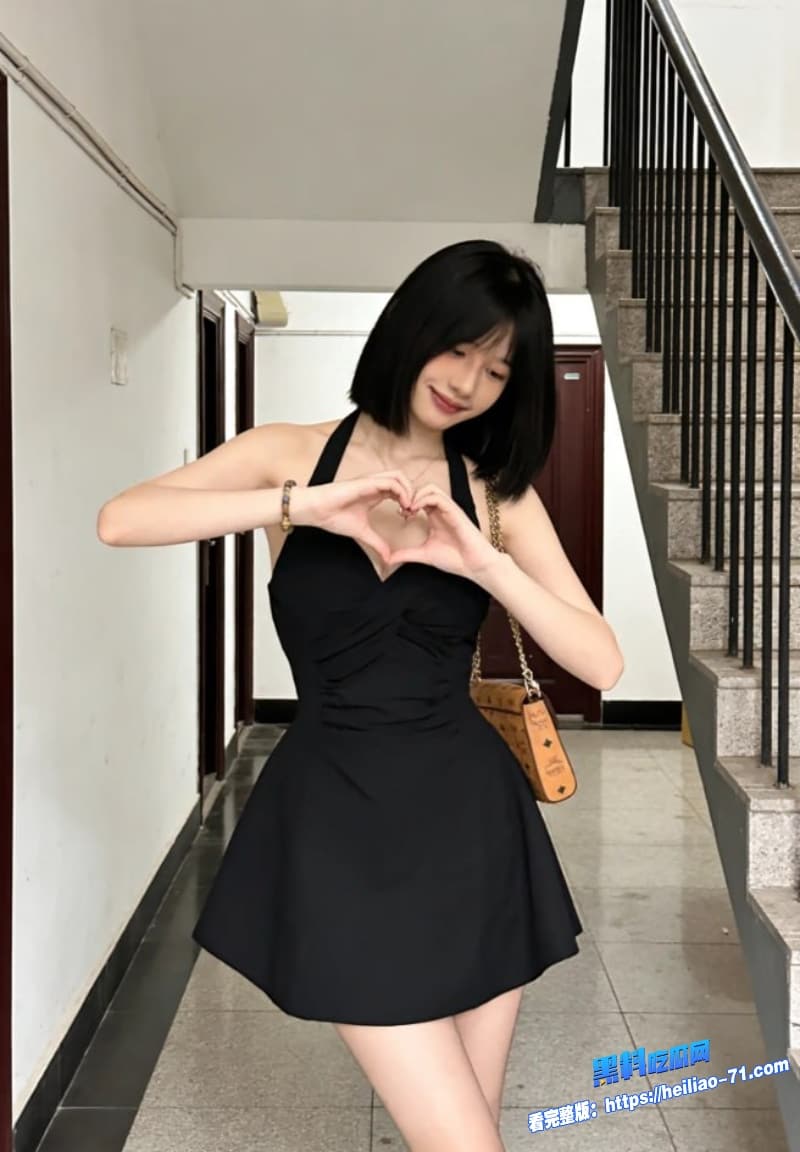 真实兄妹乱伦爸妈在家哥哥忍不住操妹妹骚逼全程捂着嘴巴不敢出声1