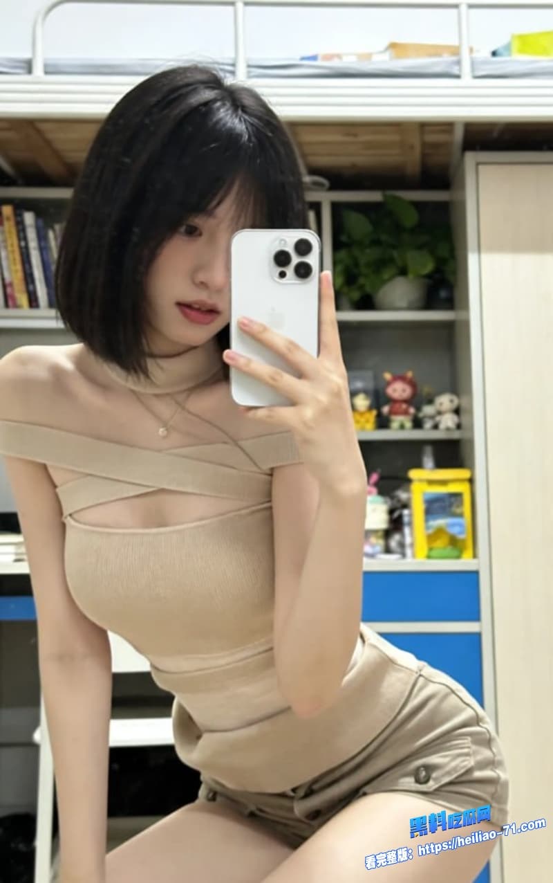 真实兄妹乱伦爸妈在家哥哥忍不住操妹妹骚逼全程捂着嘴巴不敢出声2