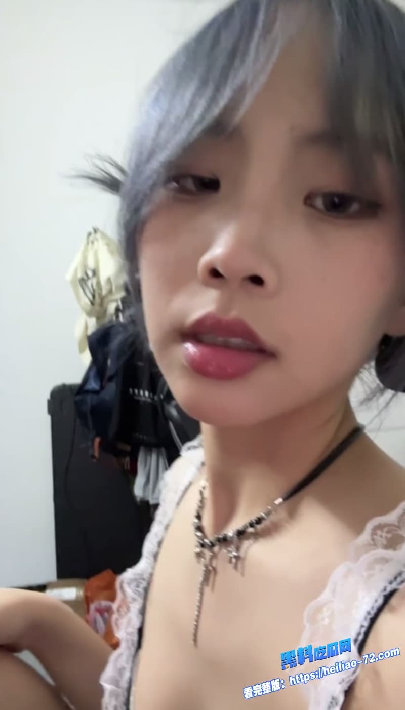 极品精神小妹身穿女仆装与男友在出租屋内疯狂做爱露脸骑乘的样子属实太淫荡1