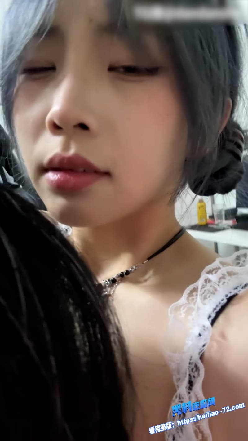 极品精神小妹身穿女仆装与男友在出租屋内疯狂做爱露脸骑乘的样子属实太淫荡4