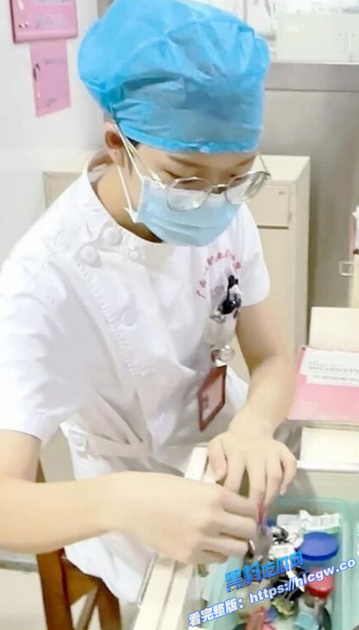 高清厕所偷拍！冒死偷拍医院女病患尿尿 女病患还是个白虎！图1