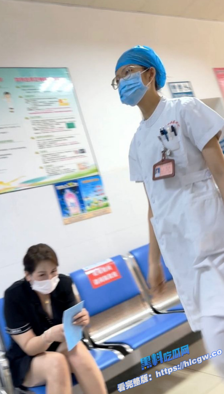 高清厕所偷拍！冒死偷拍医院女病患尿尿 女病患还是个白虎！图2