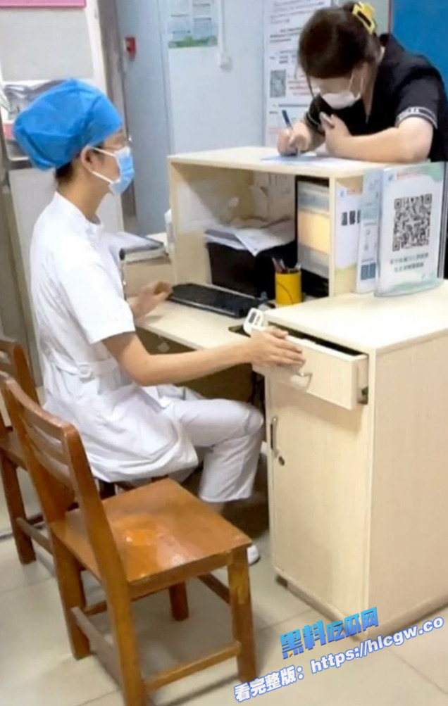 高清厕所偷拍!冒死偷拍医院女病患尿尿 女病患还是个白虎!图4 高清厕所偷拍!冒死偷拍医院女病患尿尿 女病患还是个白虎!图4