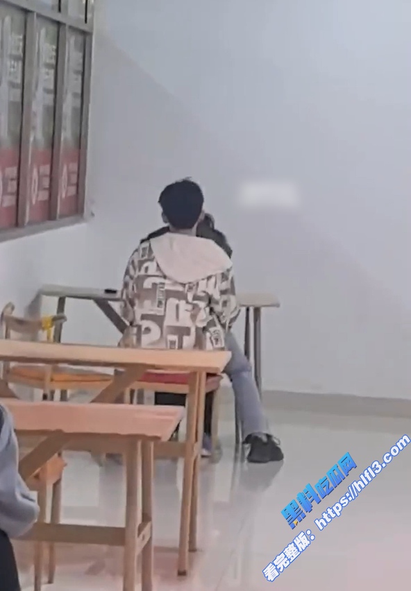 大学校园食堂 惊现情侣当众调情做爱 年轻人干柴烈火 丝毫不顾其他同学感受！3