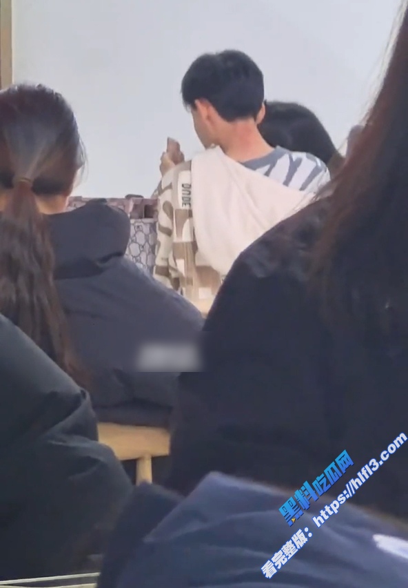 大学校园食堂 惊现情侣当众调情做爱 年轻人干柴烈火 丝毫不顾其他同学感受！5