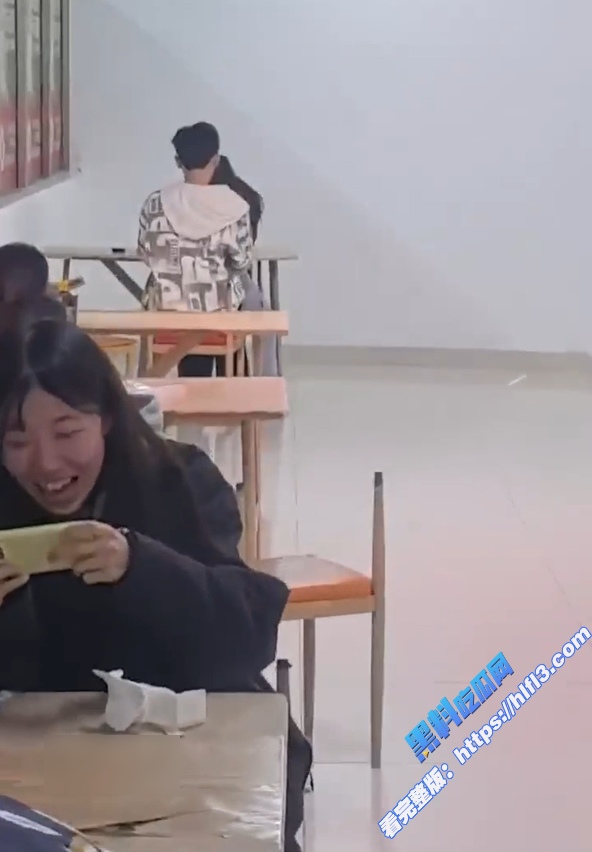 大学校园食堂 惊现情侣当众调情做爱 年轻人干柴烈火 丝毫不顾其他同学感受！9