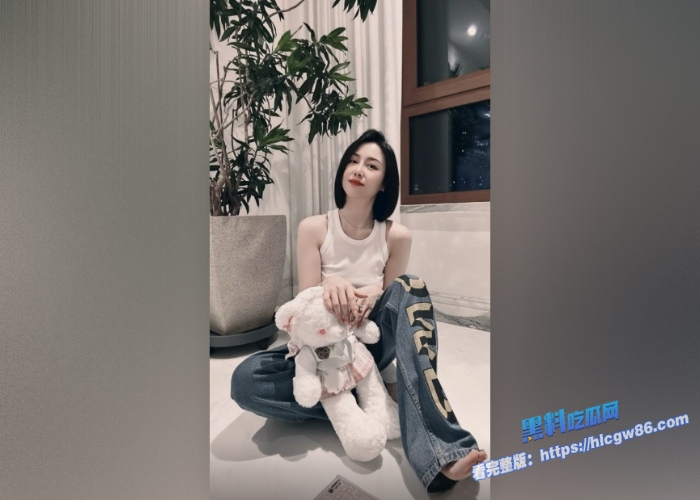 禁忌黑丝脚交性感母亲玉足撸儿子鸡巴 1 禁忌黑丝脚交性感母亲玉足撸儿子鸡巴 1
