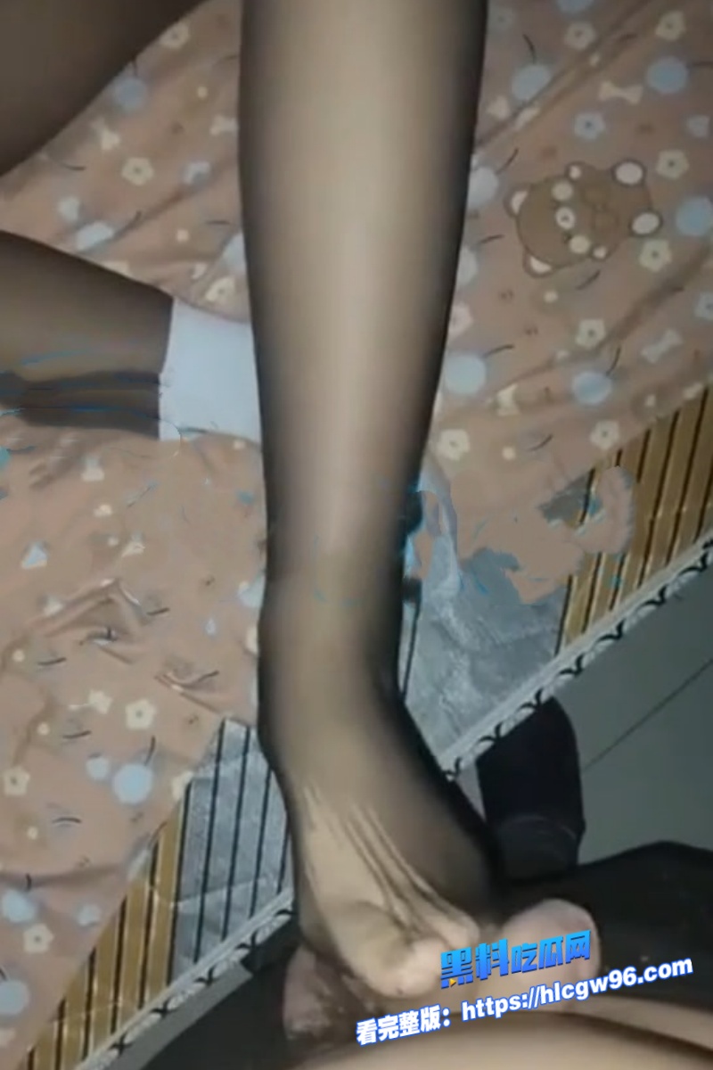 青春气息浓厚的清纯女儿穿上闺蜜的JK制服帮鬼父足交6