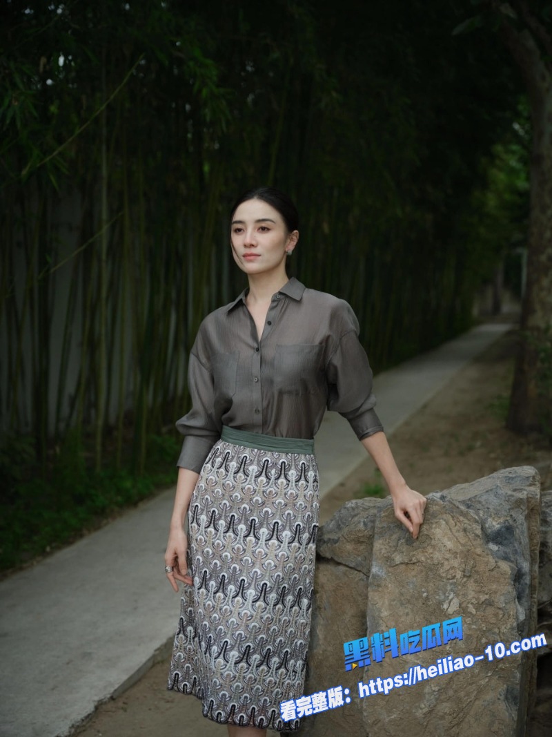 AI明星换脸顶流人气女明星宋佳化身黑丝淫娃修长美腿开叉到腰勾魂摄魄直接看湿1