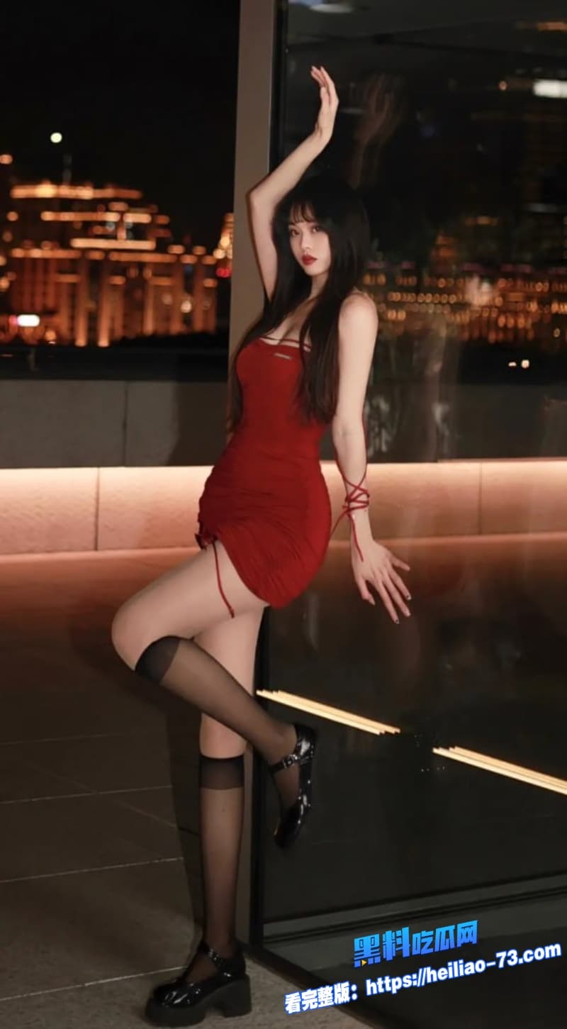 真实姐弟乱伦骚货姐姐身穿性感黑丝跪地深喉口交嫩穴被爆干太带感了1