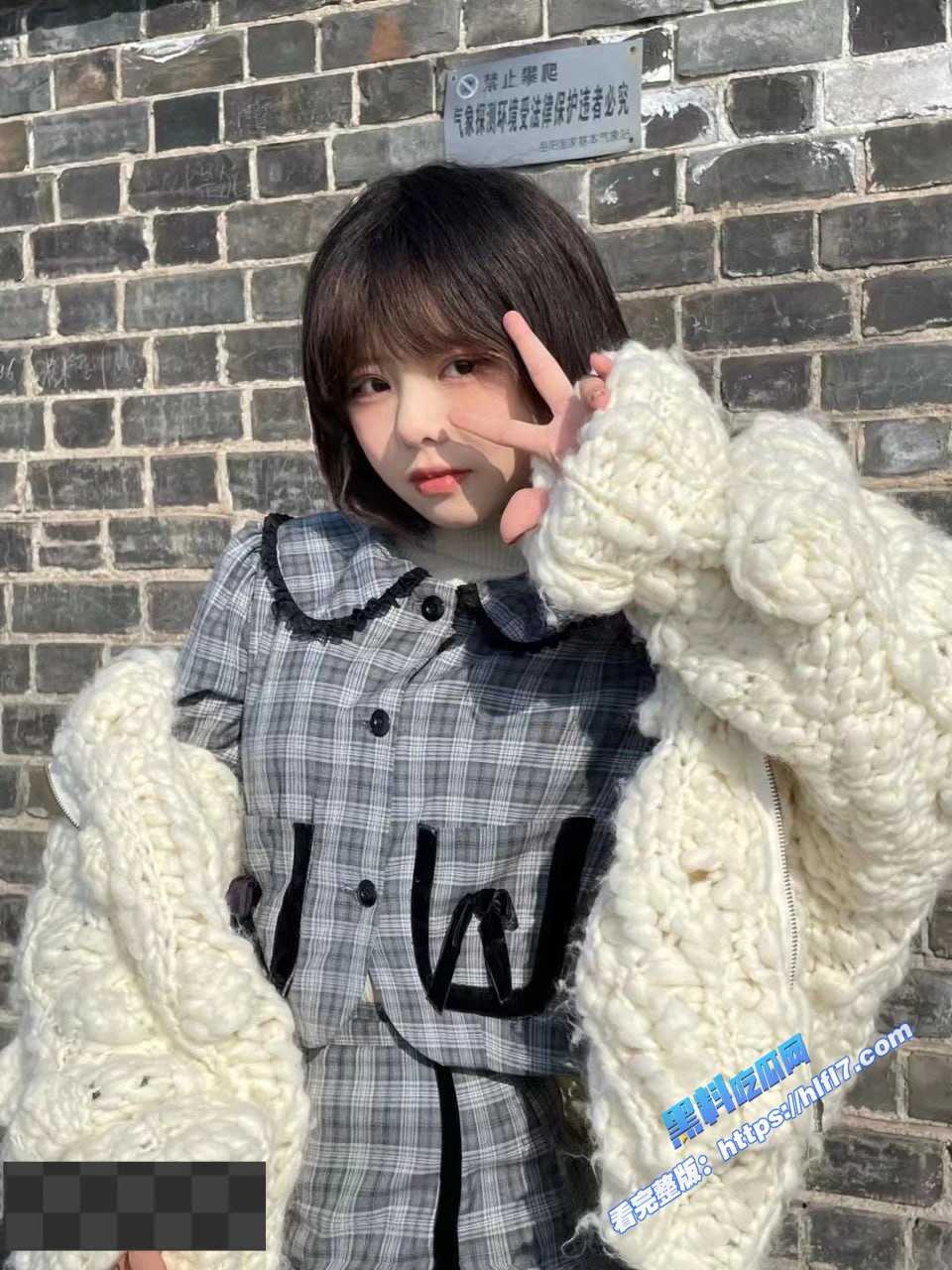 极品清纯大一学生妹 背着男友出轨摄影师 深喉口交技术高超 俨然一副骚母狗样子！6