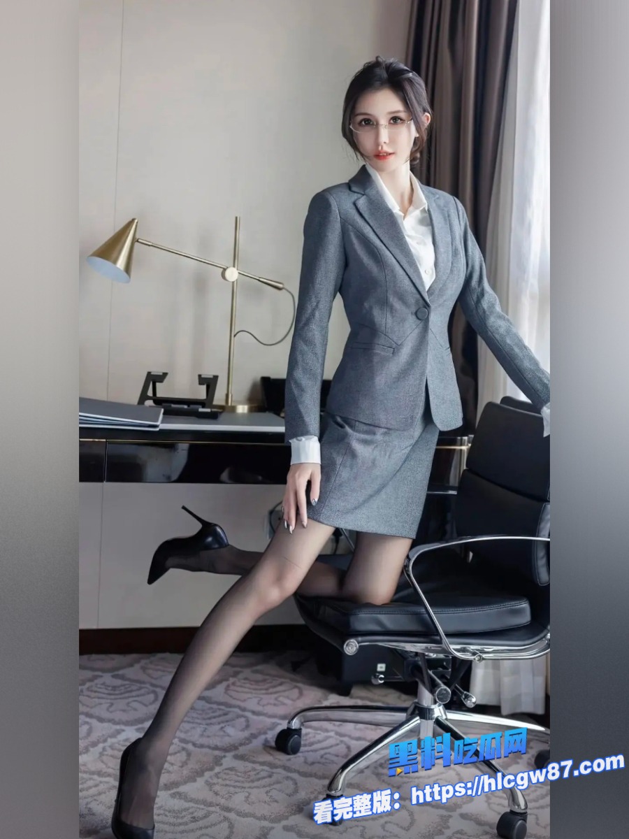 为了避免被公司裁员黑丝大奶翘臀熟女主动献身 5