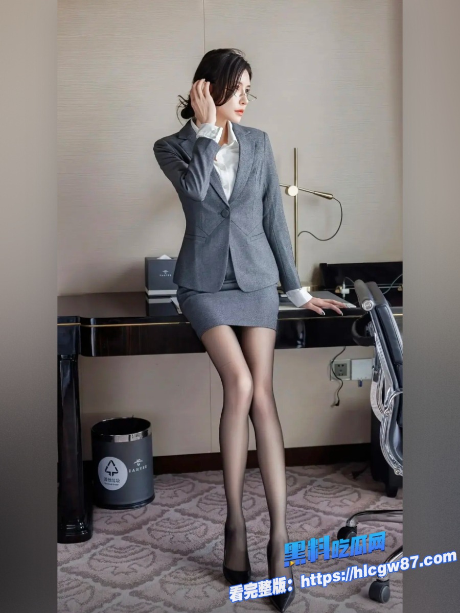为了避免被公司裁员黑丝大奶翘臀熟女主动献身 6