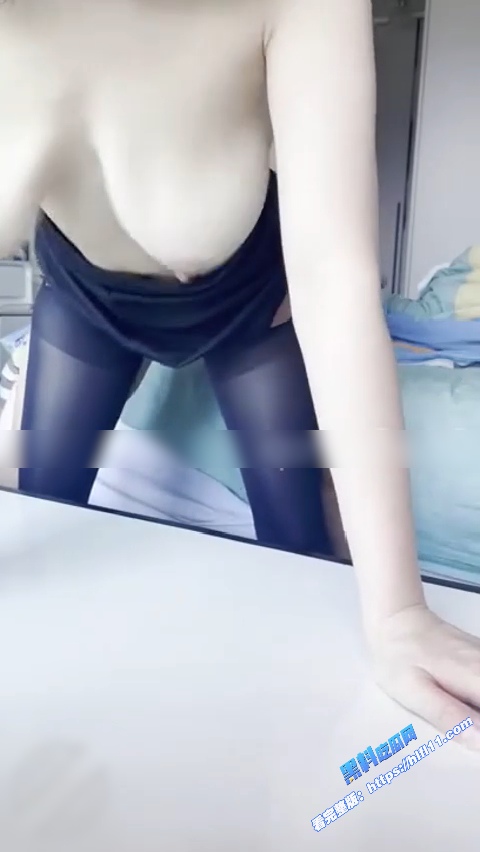 真实姐弟乱伦！姐姐穿着开档黑丝疯狂勾引弟弟 忍不住干了姐姐 直接内射老姐大骚逼！3