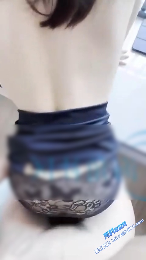 真实姐弟乱伦！姐姐穿着开档黑丝疯狂勾引弟弟 忍不住干了姐姐 直接内射老姐大骚逼！5