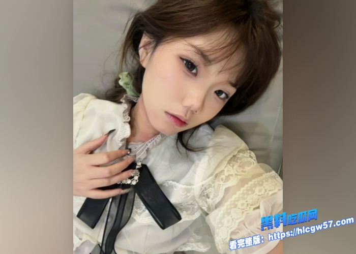 极品精神小妹巨乳奶子超大的骚母狗，对着镜头掰穴自慰喜欢被操的时候玩玩具，还要加个跳蛋 5