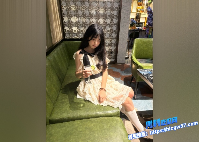 极品精神小妹巨乳奶子超大的骚母狗，对着镜头掰穴自慰喜欢被操的时候玩玩具，还要加个跳蛋 2