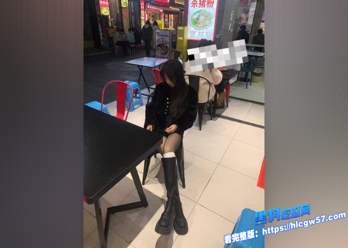 极品精神小妹巨乳奶子超大的骚母狗，对着镜头掰穴自慰喜欢被操的时候玩玩具，还要加个跳蛋 4