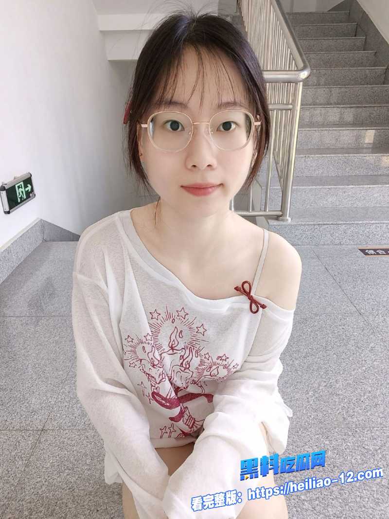 大学城约操眼镜母狗 酒店做爱视频流出 被男子抬腿中出啪啪 果然是十个眼镜九个骚！ 10