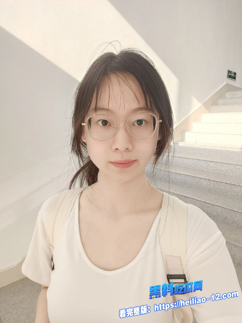大学城约操眼镜母狗 酒店做爱视频流出 被男子抬腿中出啪啪 果然是十个眼镜九个骚！ 11