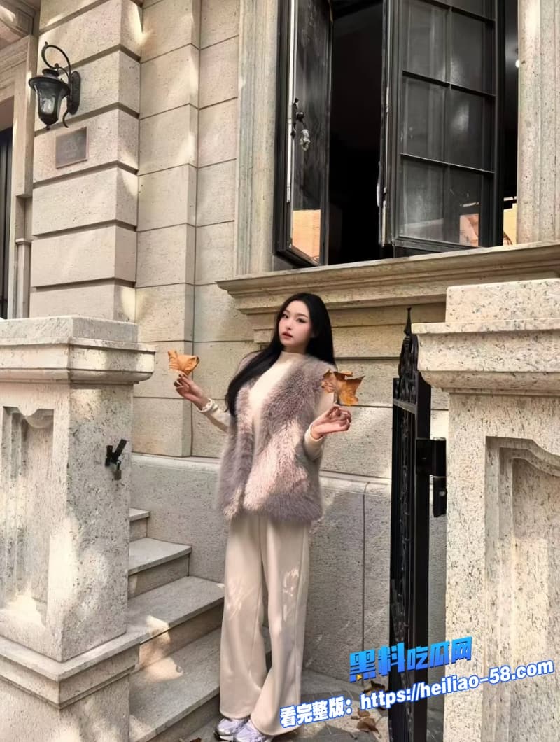 海角姐弟乱伦巨乳黑丝姐姐楼梯间跪舔弟弟大屌骚穴被疯狂调教瞬间成为了弟弟胯下的专属母狗4