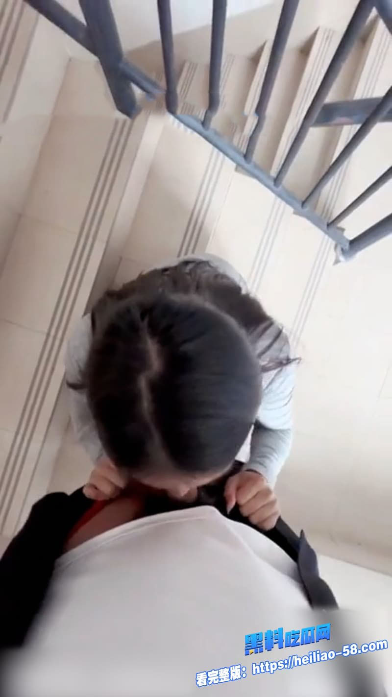 海角姐弟乱伦巨乳黑丝姐姐楼梯间跪舔弟弟大屌骚穴被疯狂调教瞬间成为了弟弟胯下的专属母狗7