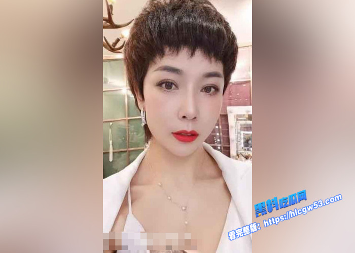 海角母子乱伦！清晨潜入偷袭熟睡中的母亲 被蹂躏到淫水横流才醒 羞臊的面红耳赤 誓要把老妈的尿给干出来6