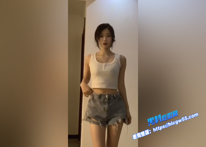 抖音小网红 被榜一大哥打赏包养 私下约出来开房 穿着开档黑丝口含肉棒 抬起双腿爆干骚穴 娇喘连连3 抖音小网红 被榜一大哥打赏包养 私下约出来开房 穿着开档黑丝口含肉棒 抬起双腿爆干骚穴 娇喘连连3