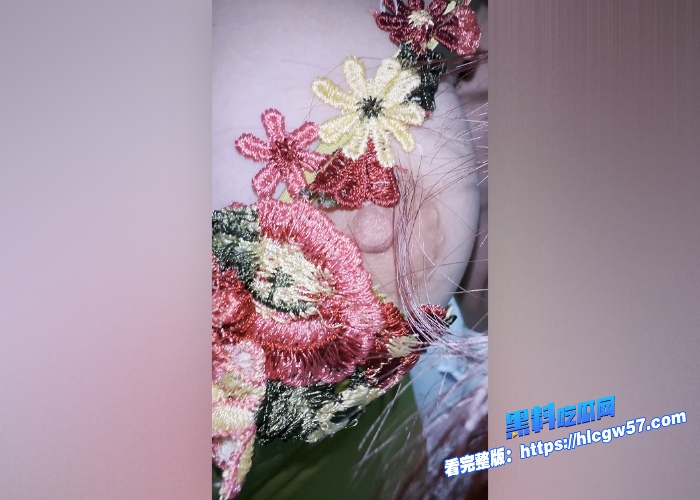 魔镜街拍极品车模碧玉大尺度漏B私拍视频颜值在线魔鬼身材拍罕见大尺度眼镜戴的绝对是点睛之笔 图13