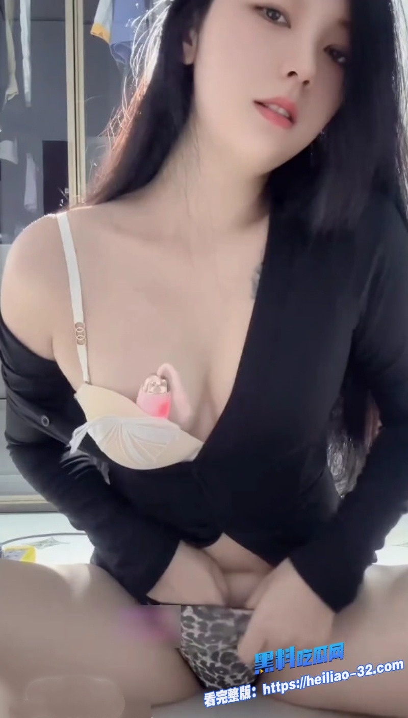 人气网红快手福建诗爷付费定制大尺度福利巨乳肥臀御姐瑜伽裤骆驼趾顶B扭臀7.jpg