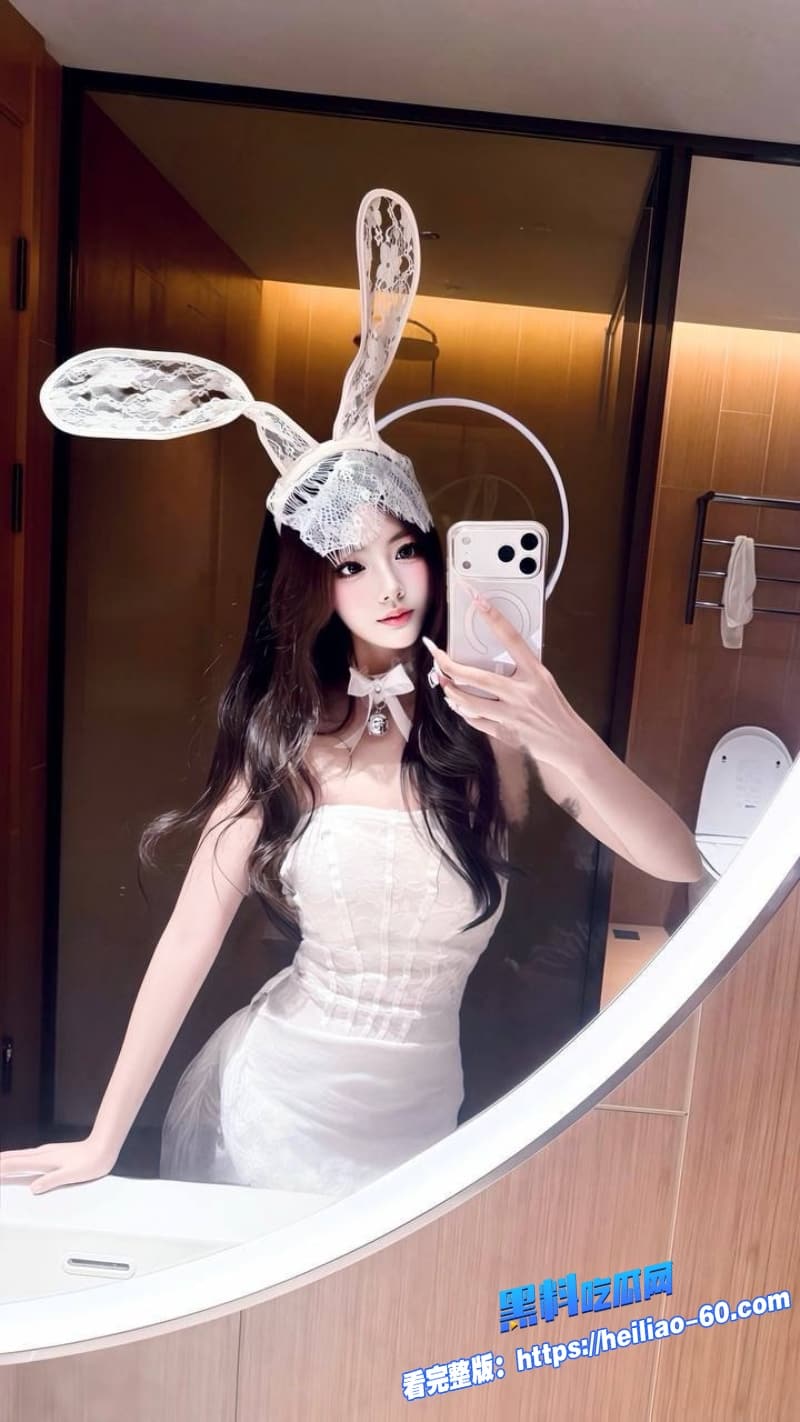 海角兄妹乱伦彤彤表妹打电话被表哥直接按倒爆操白丝小脚足交巨屌全程高潮不断1