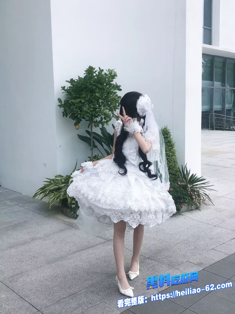 海角姐弟乱伦弟弟发现姐姐偷偷给前男友裸聊直接掏出巨屌无套内射惩罚她2