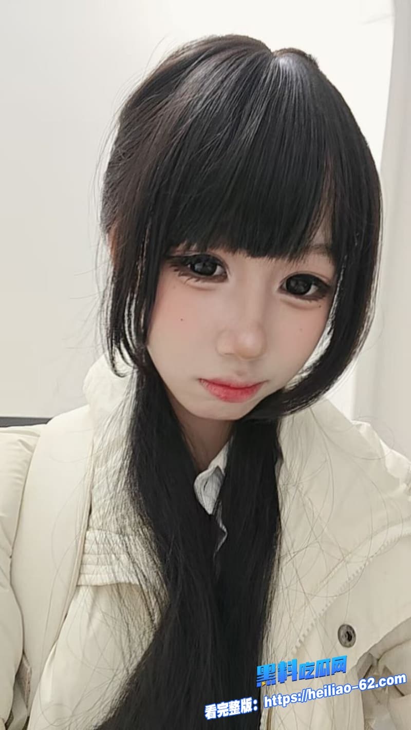海角姐弟乱伦弟弟发现姐姐偷偷给前男友裸聊直接掏出巨屌无套内射惩罚她3