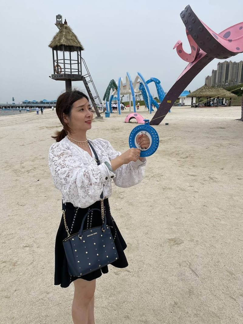 一脸福气的良家少妇!老公油田常年不回家 自己找炮友后入止痒 一脸福气的良家少妇!老公油田常年不回家 自己找炮友后入止痒