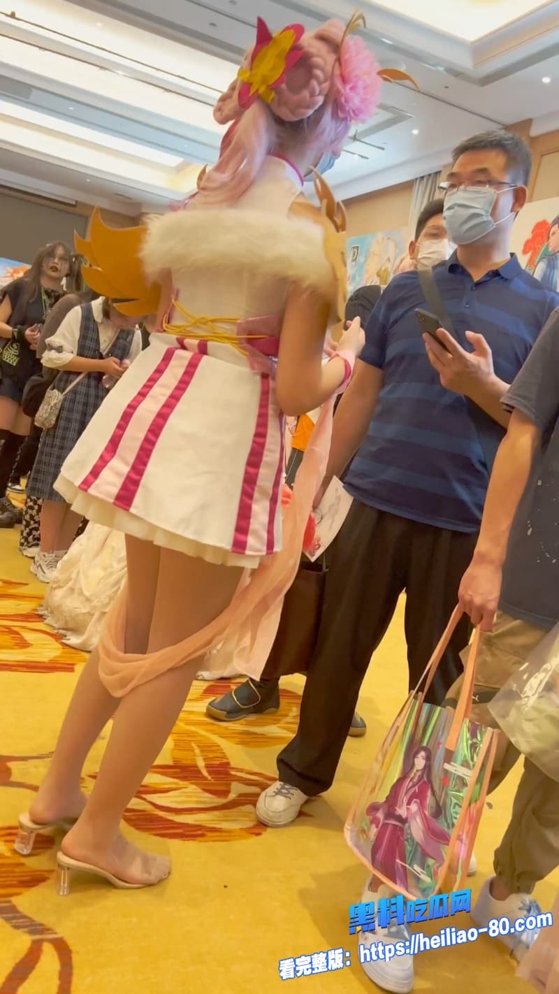商场偷拍系列极品二次元少女COS逛街被偷拍大神疯狂抄底丝袜白内内超长走光1 商场偷拍系列极品二次元少女COS逛街被偷拍大神疯狂抄底丝袜白内内超长走光1