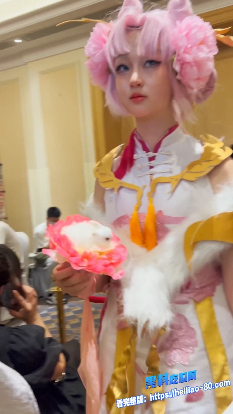 商场偷拍系列极品二次元少女COS逛街被偷拍大神疯狂抄底丝袜白内内超长走光7 商场偷拍系列极品二次元少女COS逛街被偷拍大神疯狂抄底丝袜白内内超长走光7