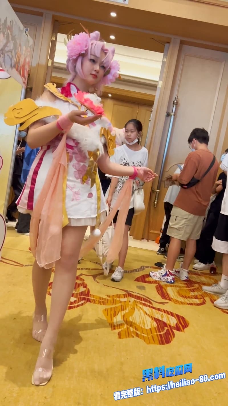 商场偷拍系列极品二次元少女COS逛街被偷拍大神疯狂抄底丝袜白内内超长走光9 商场偷拍系列极品二次元少女COS逛街被偷拍大神疯狂抄底丝袜白内内超长走光9
